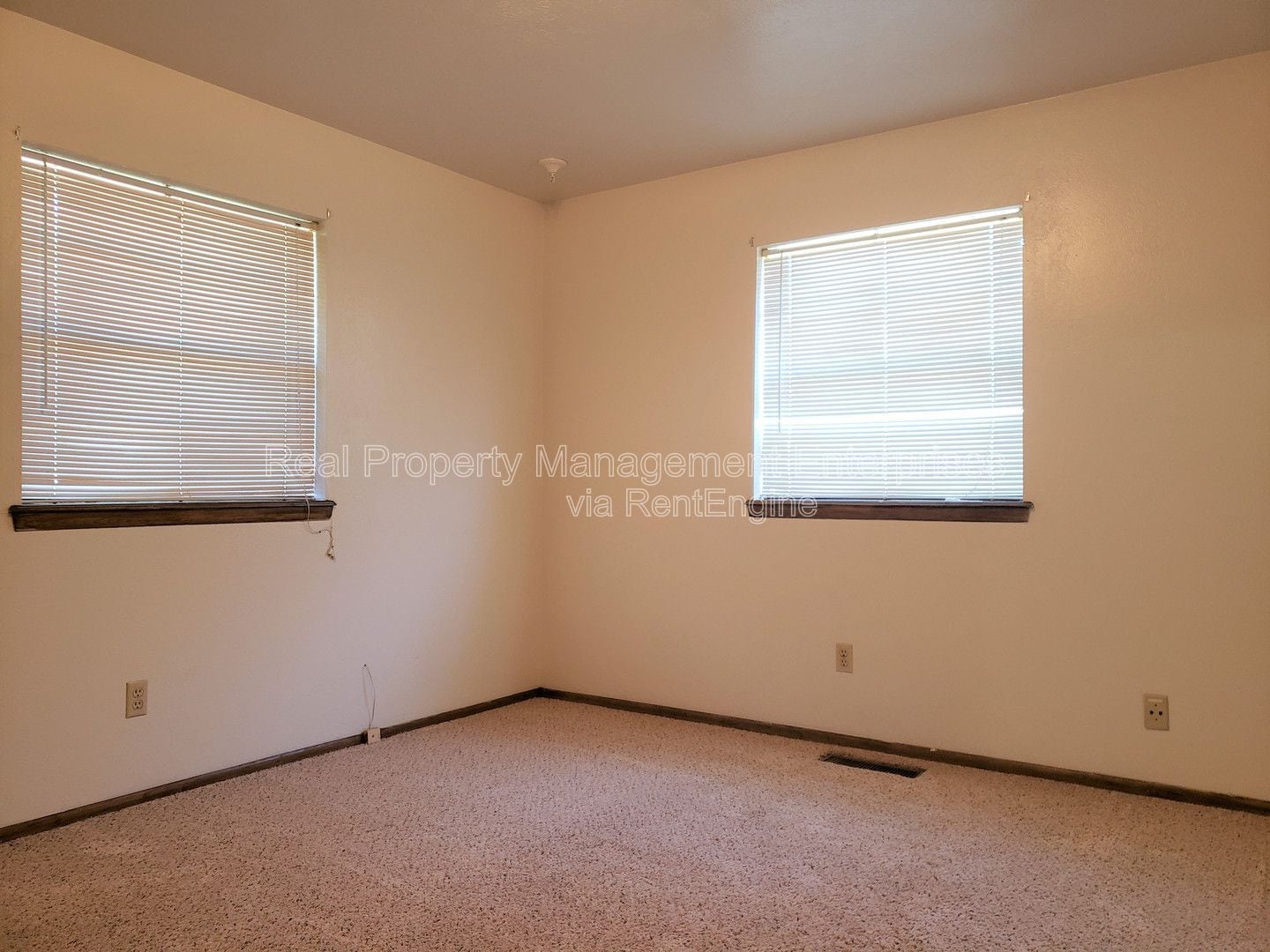 Building Photo - 301 S Ranchwood Manor Dr