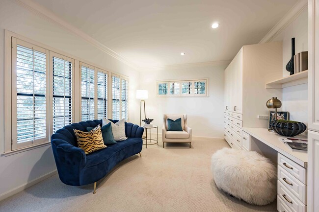 Building Photo - Luxurious Short Term Lease in Atherton: Ov...