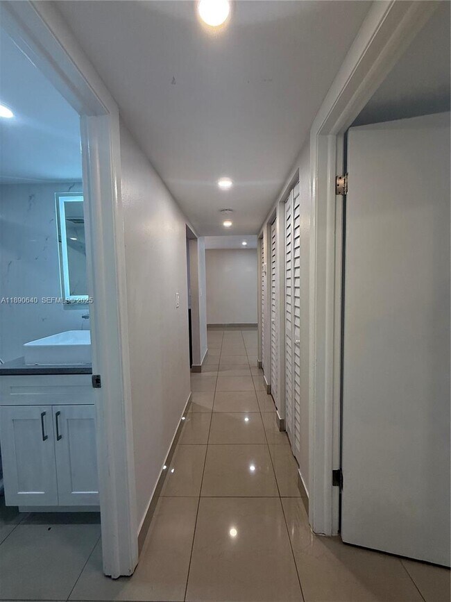 Building Photo - 100 SE 5th Ave