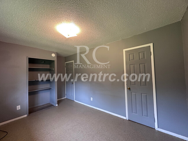 Building Photo - 1007 Shasta-