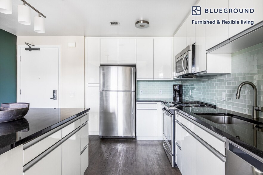 Building Photo - 690 Long Bridge St