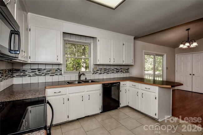 Building Photo - 7730 Deer Track Dr