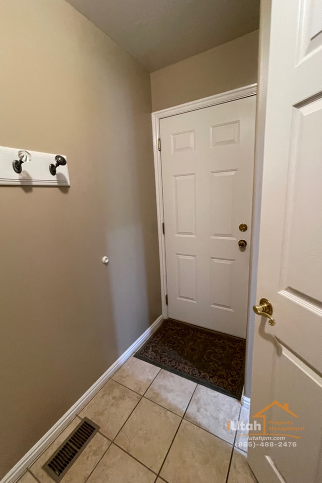 Building Photo - East Layton 6 Bdrm 3 Bth 2 car garage home.