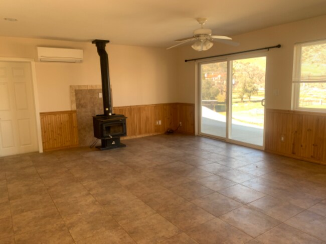 Building Photo - 1042 Squirrel Ln