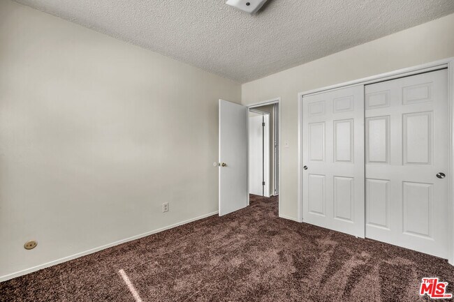 Building Photo - 1095 W 39th St