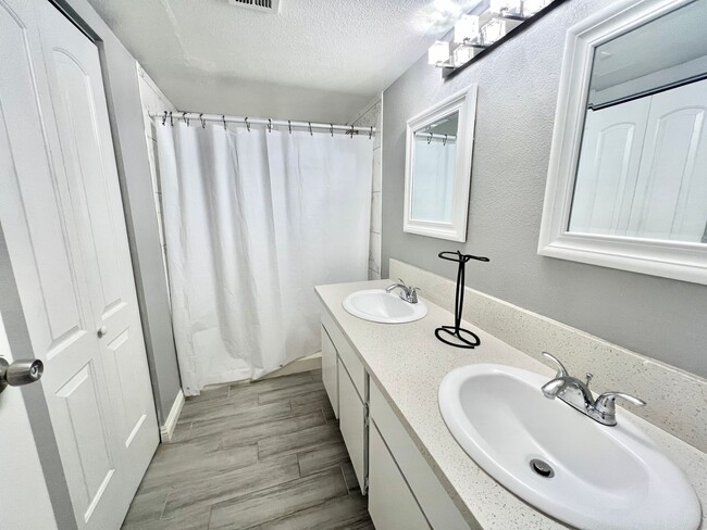 Building Photo - Furnished 2 Bed 2 Bath Remodeled Condo!