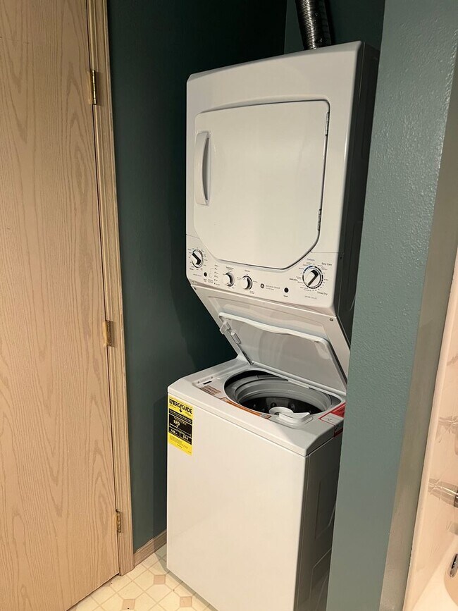 Building Photo - Cozy 2 Bedroom Condo in Everett!