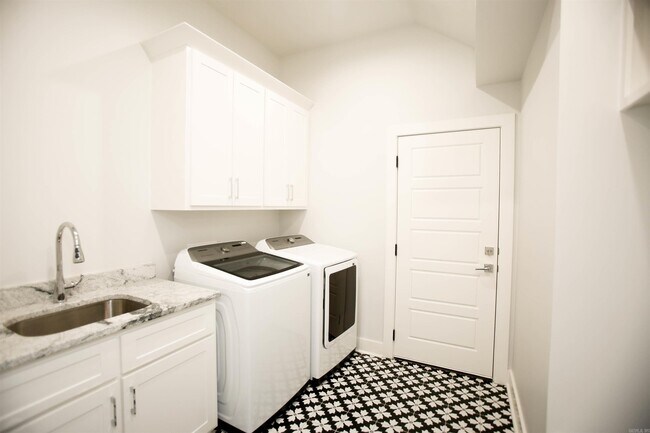 Building Photo - 65 Saffron Cir