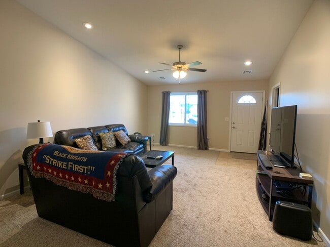 Building Photo - SUPER CUTE DUPLEX ON THE WEST SIDE OF TOWN!