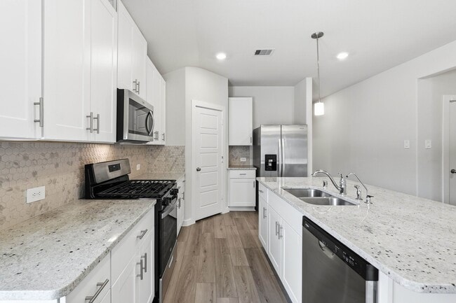 Building Photo - 18037 Martin Pines Dr