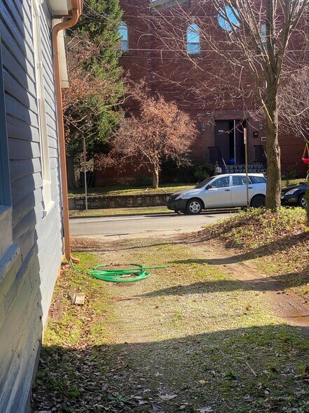 Building Photo - 1098 Center St NW