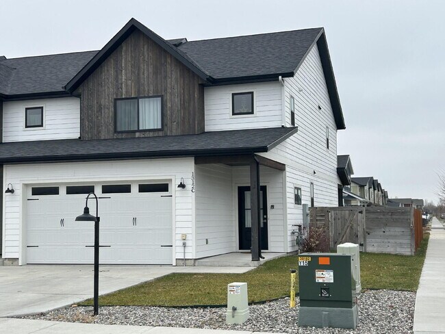 Primary Photo - Beautiful Fully Furnished 3 Bed, 2.5 Bath Townhouse on Corner Lot