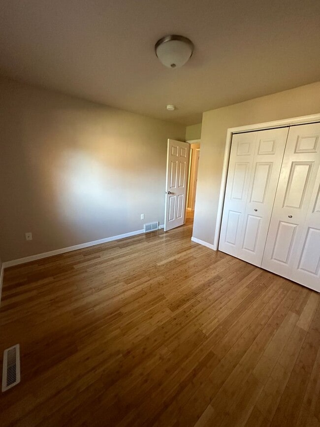 Building Photo - 3 Bedroom House!