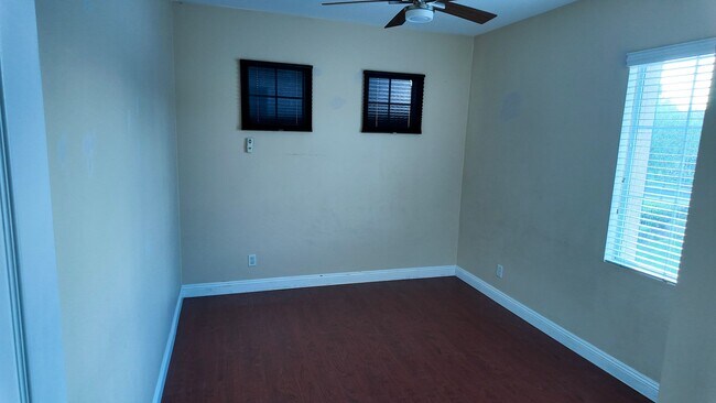 Building Photo - Beautiful 4-Bedrooms Home - Across from La...