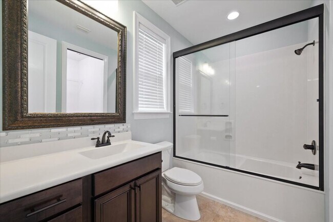 Building Photo - 4 Bedroom in Niceville!