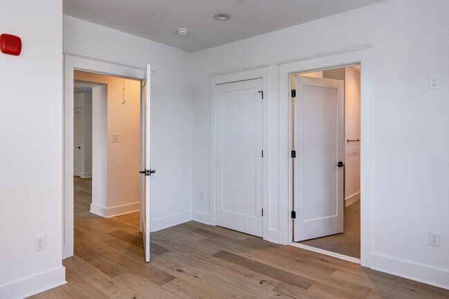 Building Photo - 20 E Redman Ave