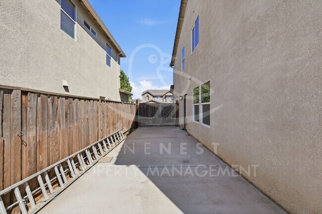 Building Photo - 2708 Woodfield Way