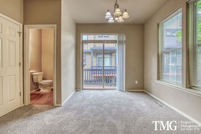 Building Photo - Contemporary 2 Bed 2.5 Bath Townhome in Hi...