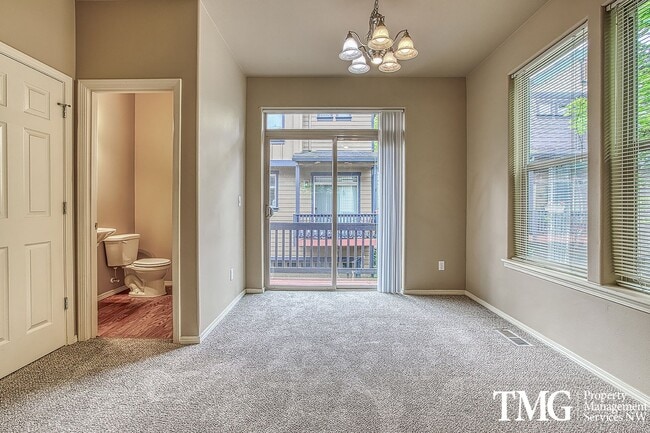 Building Photo - Gorgeous 4-bedroom Townhome with garage and washer / dryer in unit.