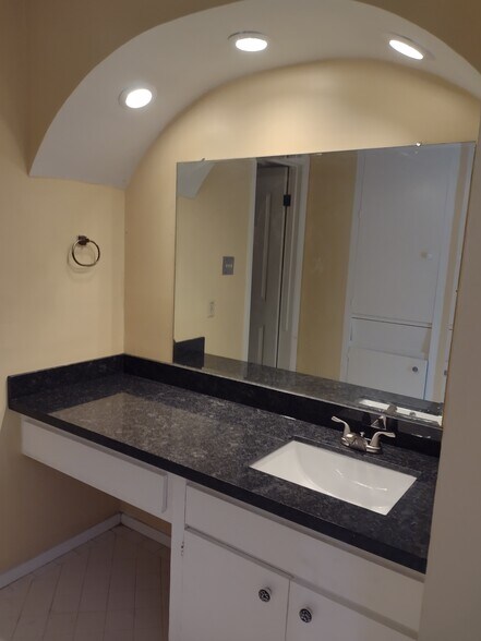 Building Photo - 2220 S Whitehouse Cir