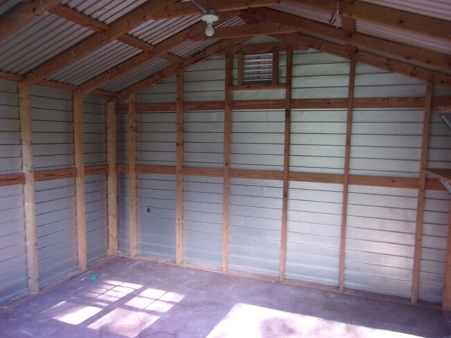 Building Photo - Island Bungalow, Minutes From the Beach!