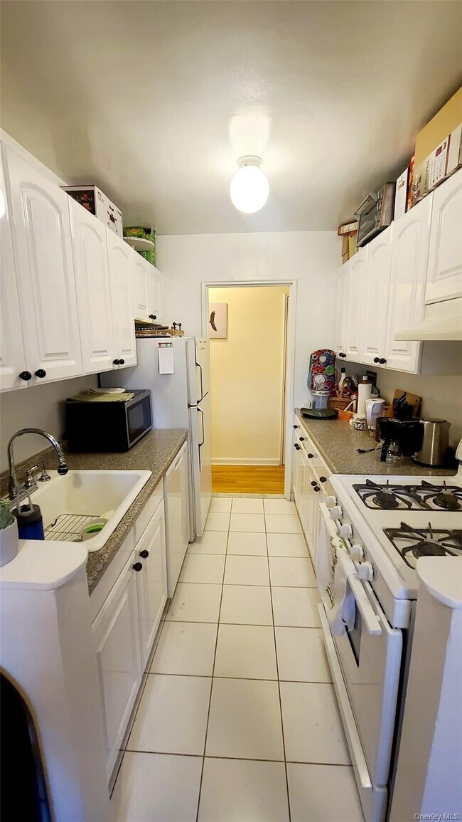 Building Photo - 66-15 Thornton Pl