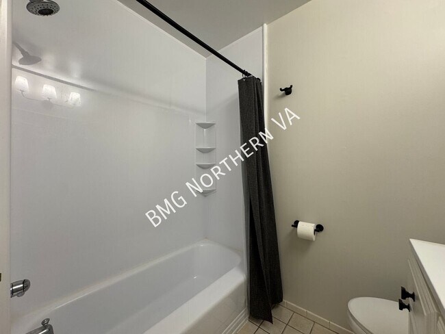 Building Photo - 1109 Hillcrest Dr SW