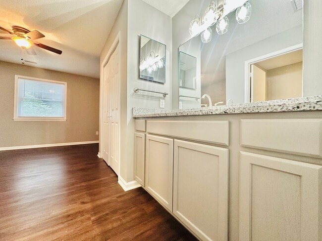 Building Photo - Newly Renovated 2 Bed, 2.5 Bath Chapel Hil...