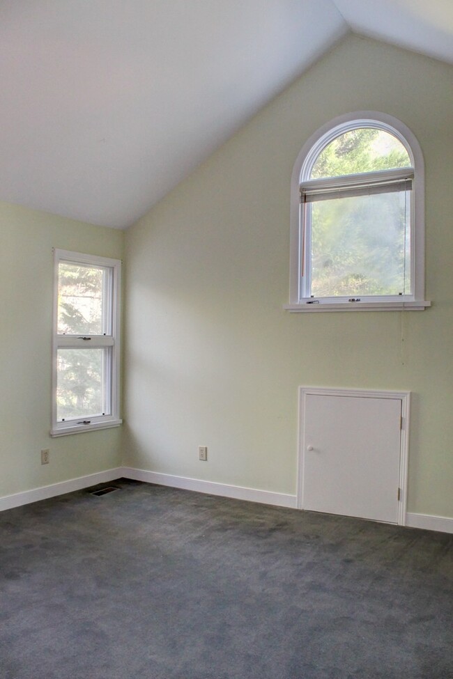 Building Photo - Contemporary 4bd/3.5ba Near Hope Valley + ...
