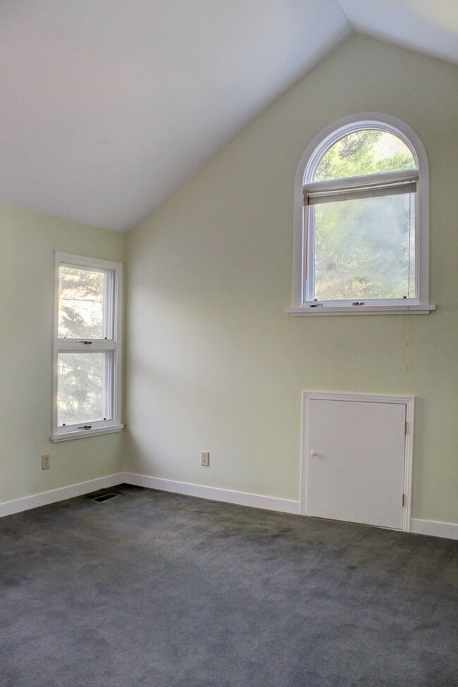 Building Photo - Contemporary 4bd/3.5ba Near Hope Valley + Home Equidistant to Downtown Durham & Chapel Hill!