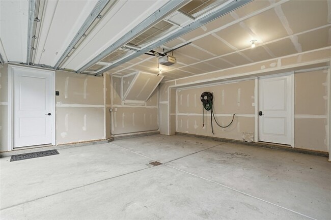 Building Photo - 1204 Pointe View Dr