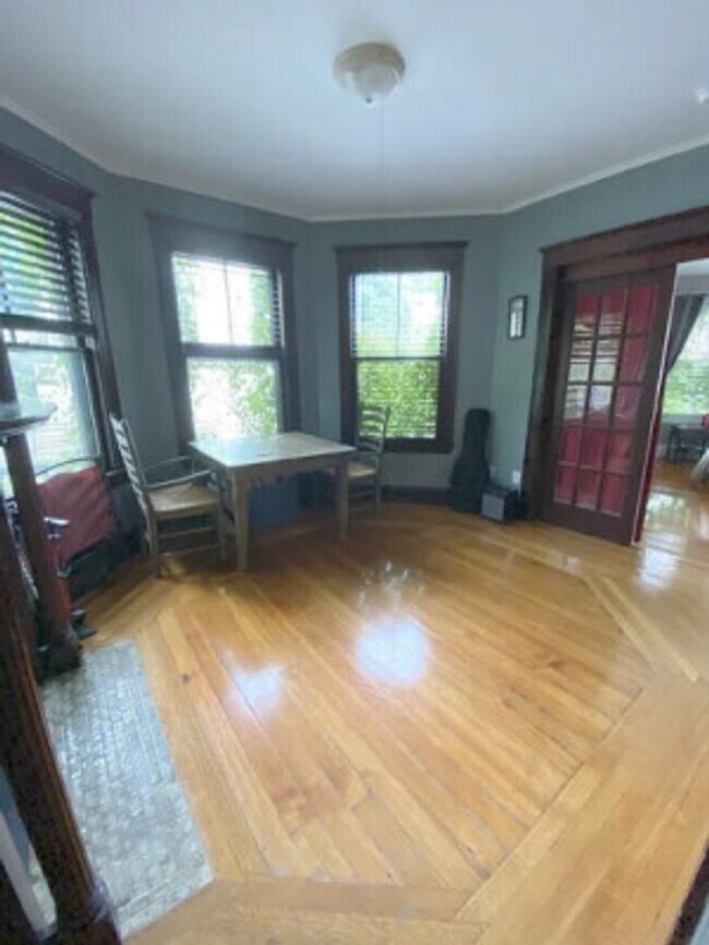 Building Photo - ALLSTON 3 BR Apartment - 9/1