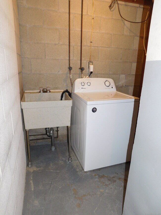 Building Photo - 19 Denlar Dr