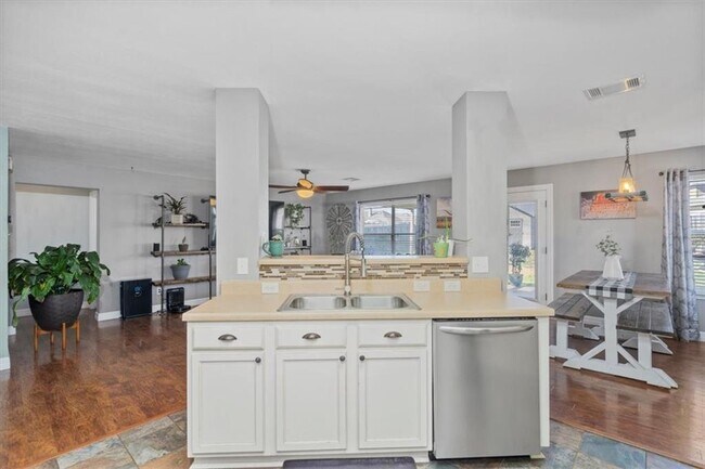 Building Photo - 208 Rock Hound Ln