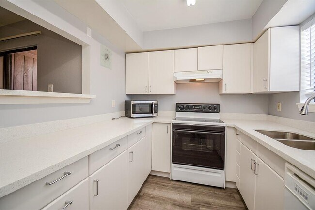 Building Photo - 3100 Walnut Bend Ln