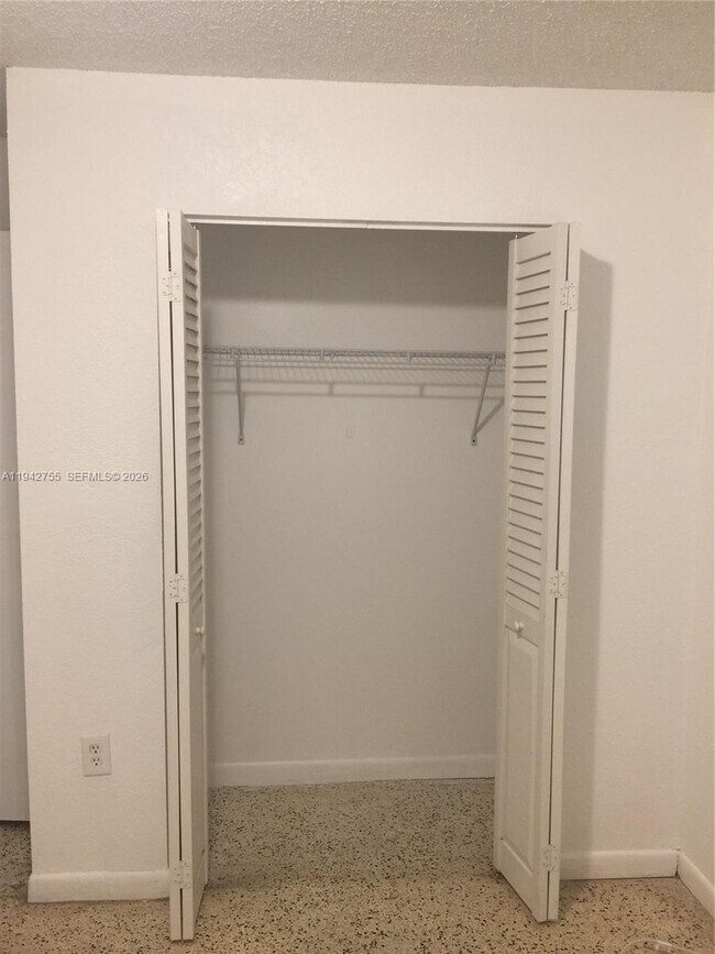 Building Photo - 142 SW 18th Ave