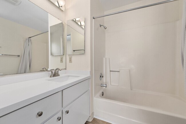 Building Photo - Beautiful 2-Bedroom 2.5Bathroom Mountain View Townhome