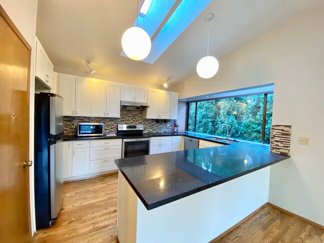 Building Photo - Spacious Somerset Home on a Large Flat Lot