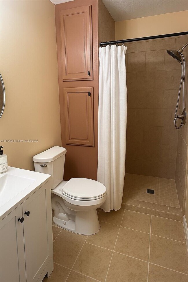 Building Photo - 975 NE 33rd Terrace