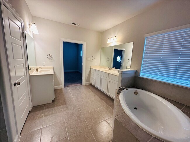 Building Photo - 806 Davids Way