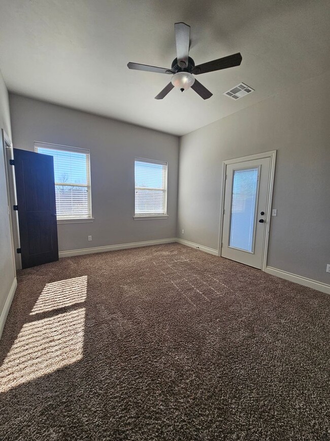 Building Photo - (2) Bed/(2.5) Bath Townhome in Gated Commu...