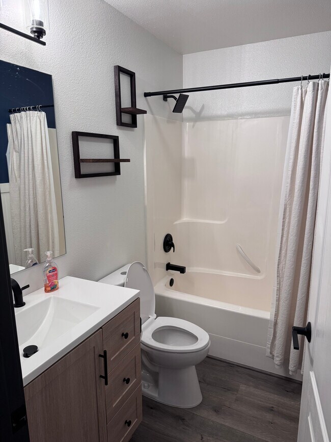 Building Photo - 705 Green Tree Dr