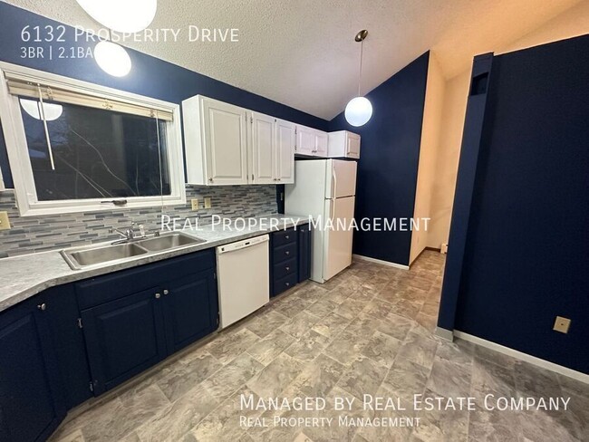 Building Photo - Spacious 3 Bedroom Townhome w/ Garage, Fir...