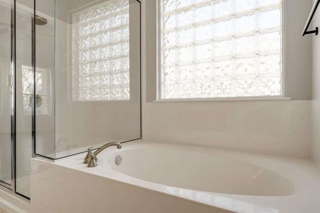 Building Photo - 2916 Alsatia Dr