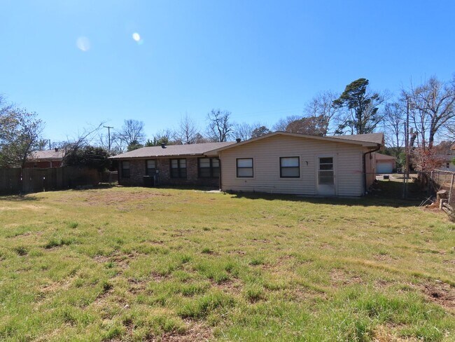 Building Photo - Newly Remodeled 3 Bedroom-1.5 Bath Home!