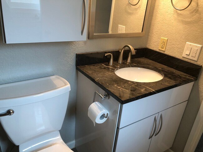 Building Photo - CUTE House with fenced yard & AIR-CONDITIONING in Lynnwood/N Bothell area