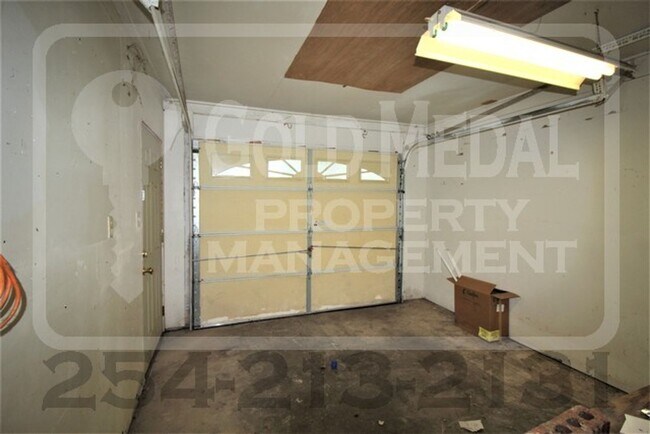 Building Photo - Your New Home Awaits At 1208 E Ave. H!