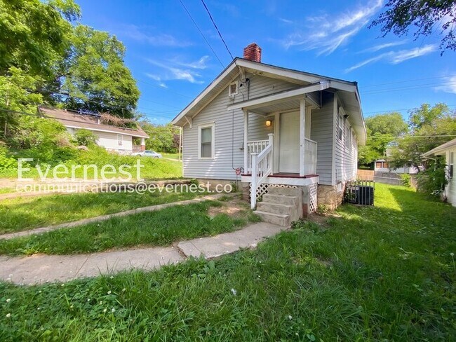 Building Photo - Cozy 2beds - 1bath Home with Off-Street Parking  / Available Now!