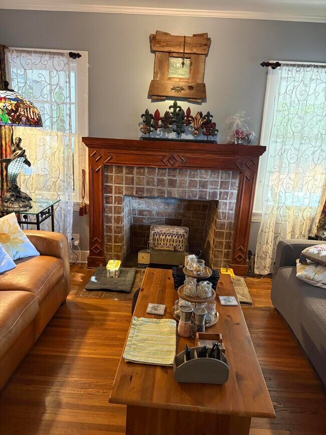 Building Photo - 839 N Orange Dr