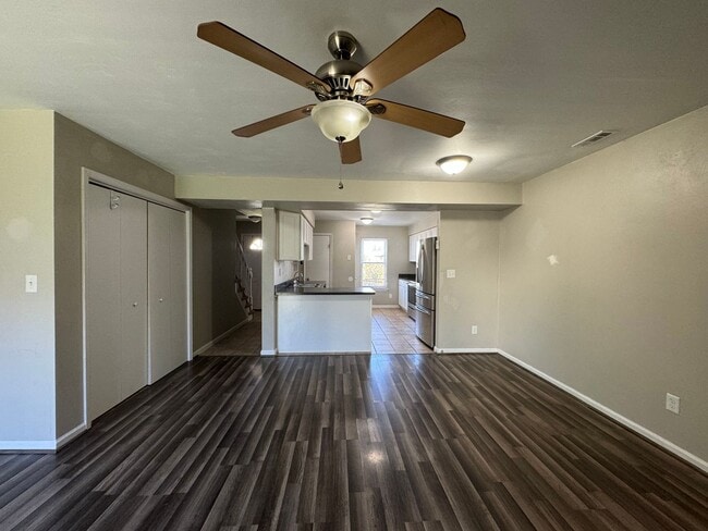 Building Photo - End-Unit Townhome in Amhurst "ASK ABOUT OUR ZERO DEPOSIT"